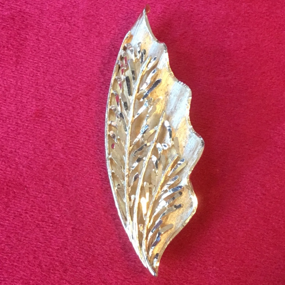VINTAGE! CORO GOLDTONE BROOCH